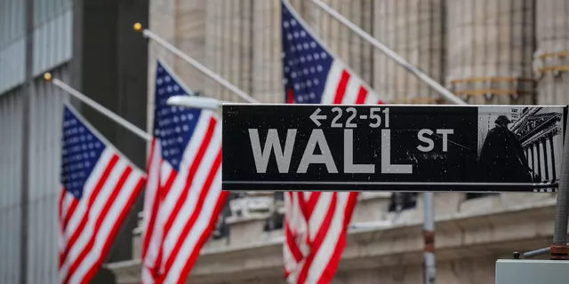 Fed menaikkan kadar dan saham pula sedang naik...  Apa yang berlaku?
